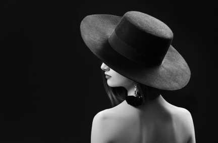 beauty-with-funeral-hat
